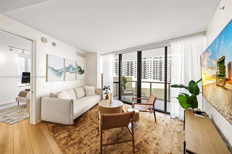 2201 Collins Ave # 811, Miami Beach FL 33139