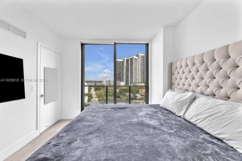 121 NE 34th St # 905, Miami FL 33137