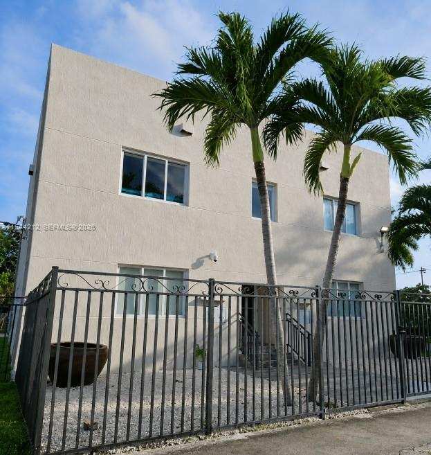 2500 NE 192nd St, Miami FL 33180