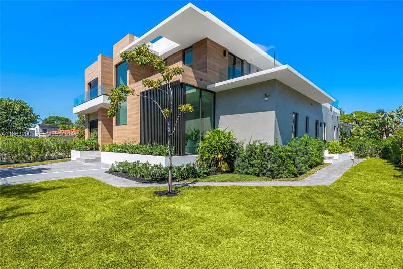 4430 Nautilus Dr, Miami Beach FL 33140
