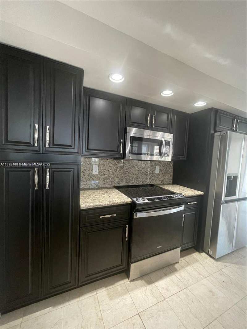 1000 Parkview Dr # 920, Hallandale Beach FL 33009