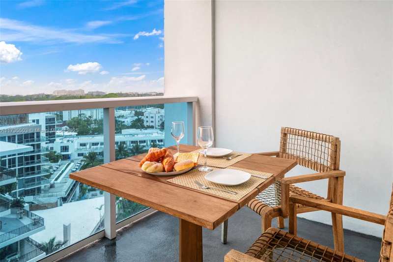 RONEY PALACE CONDO