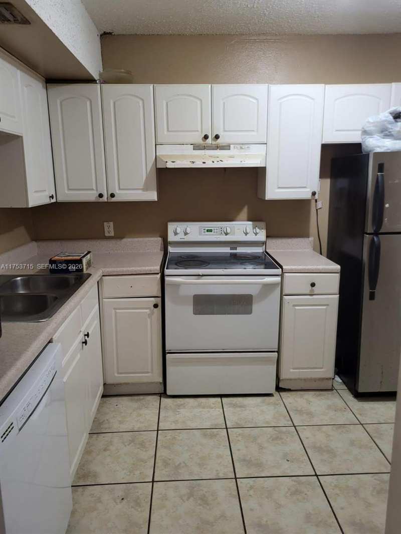3710 NW 21st St # 302, Lauderdale Lakes FL 33311