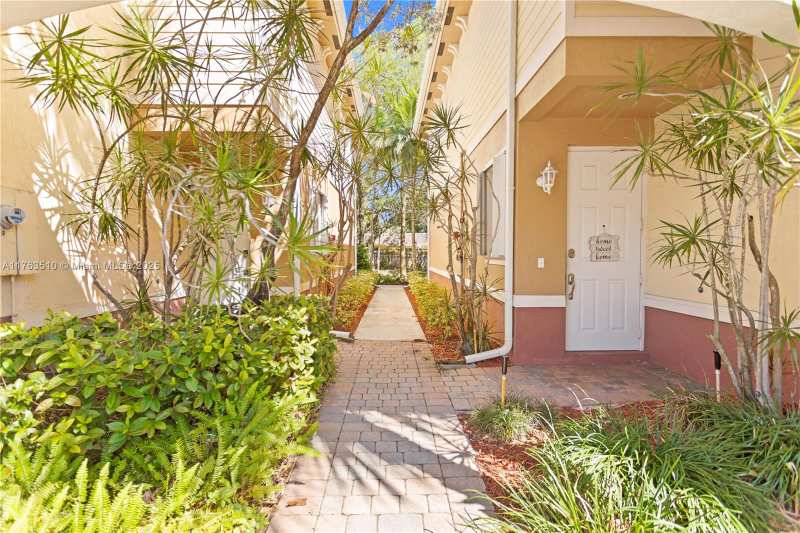 4650 SW 75th Way, Davie FL 33314