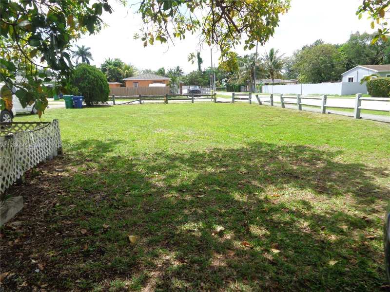1385 NW 100th St, Miami FL 33147