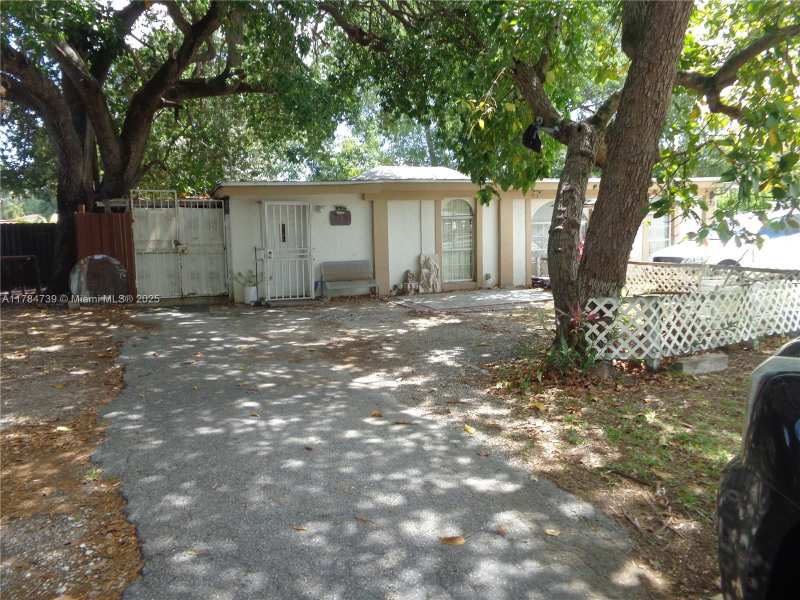 1385 NW 100th St, Miami FL 33147