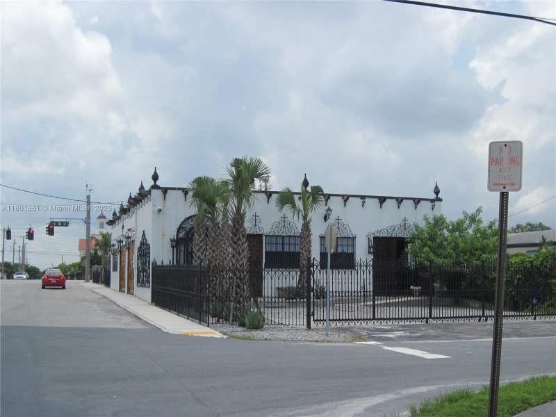 101 NE 1st St, Dania Beach FL 33004