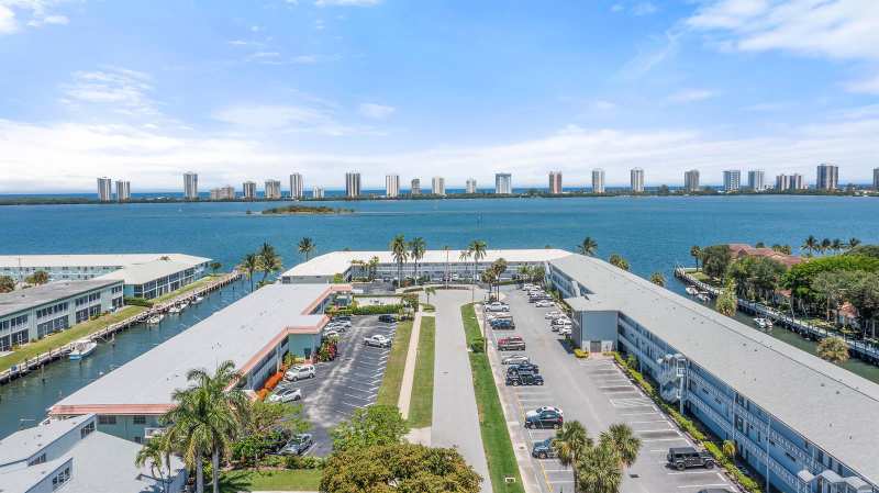 117 Lehane Terrace # 201, North Palm Beach FL 33408