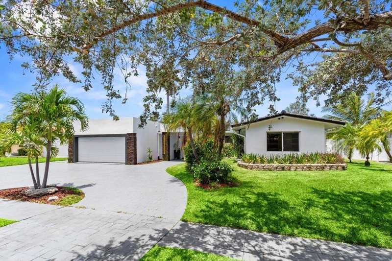2611 NE 49 Street, Lighthouse Point FL 33064