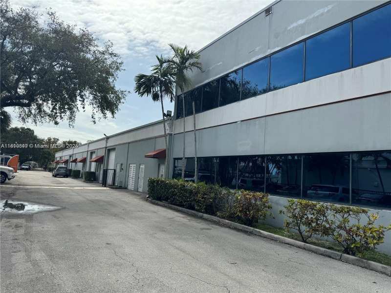 2870 Stirling Rd, Hollywood FL 33020