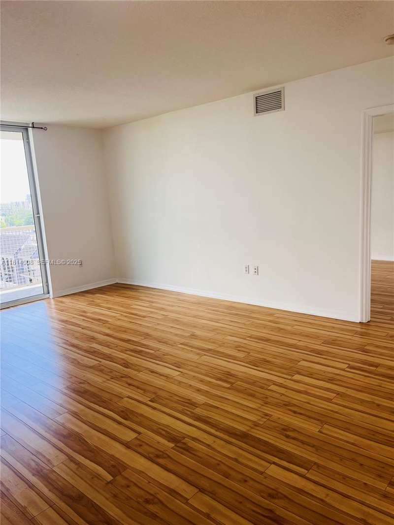 900 SW 8th St # 806, Miami FL 33130