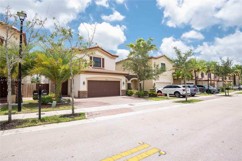 8885 NW 100th Pl, Doral FL 33178