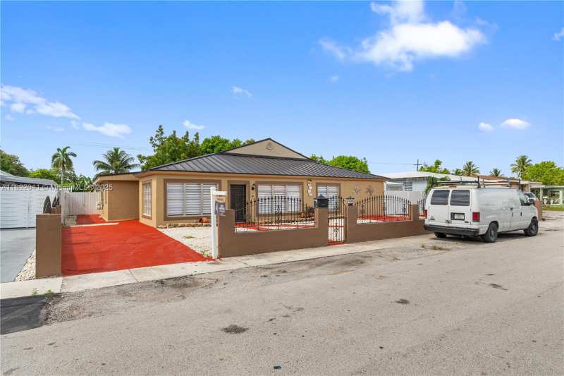 230 W 47th St, Hialeah FL 33012