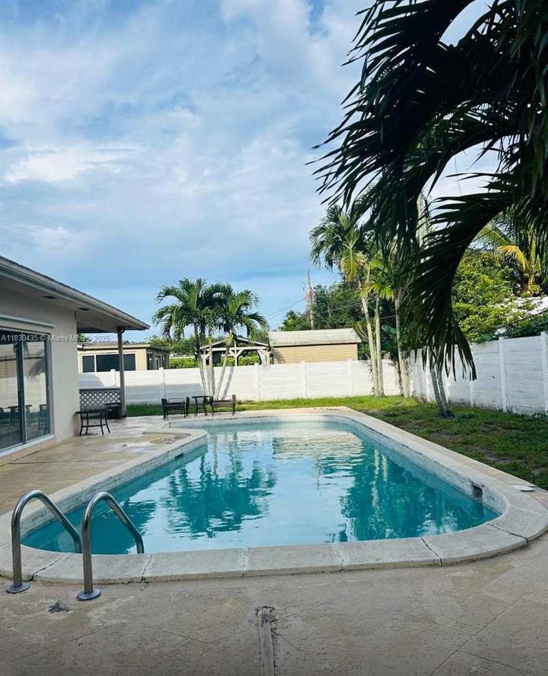 6790 SW 10th Ct, Pembroke Pines FL 33023