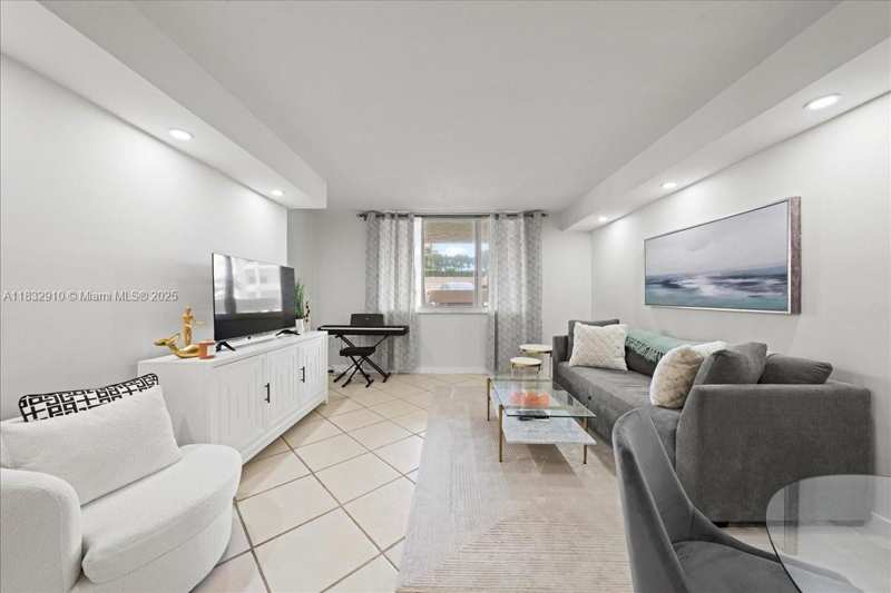 540 Brickell Key Dr # 412, Miami FL 33131