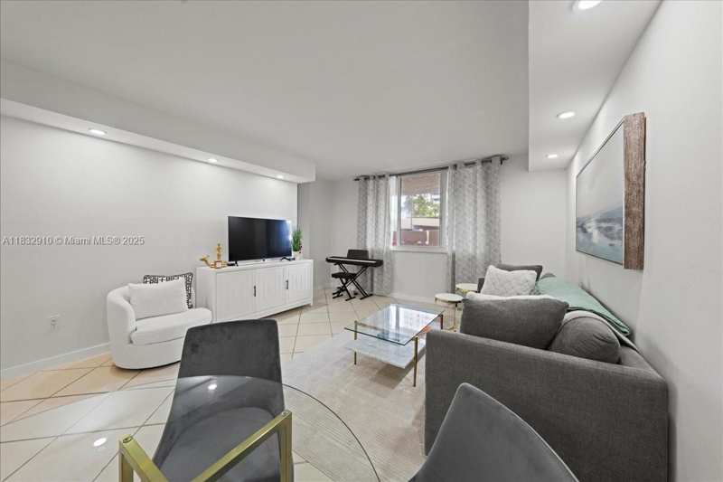 540 Brickell Key Dr # 412, Miami FL 33131