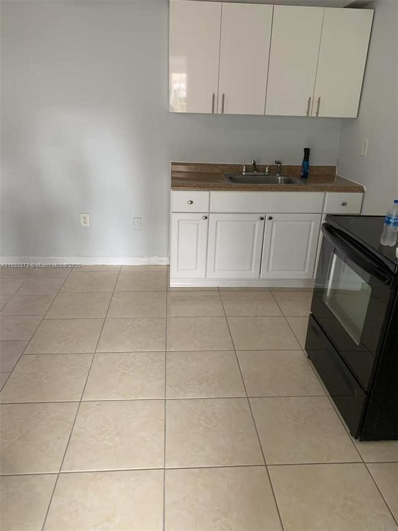 1062 W 42nd Pl, Hialeah FL 33012