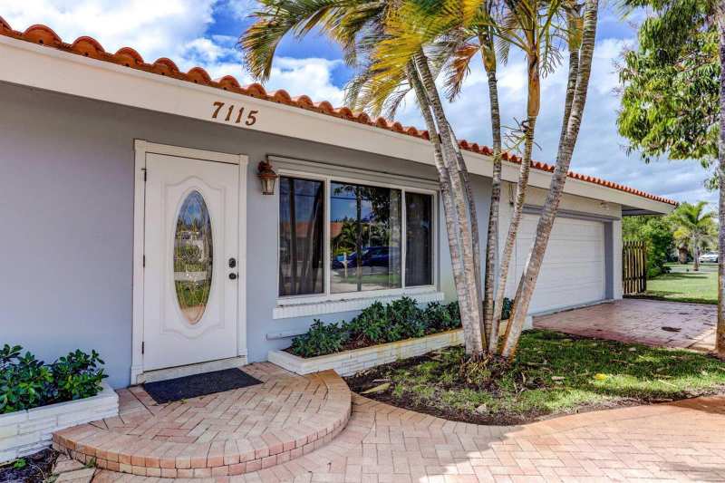 7115 Venetian Way, West Palm Beach FL 33406