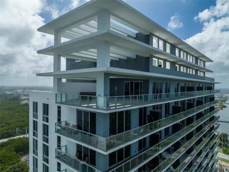 16385 Biscayne Blvd # 4, North Miami Beach FL 33160
