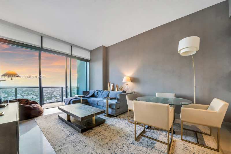 88 SW 7th St # 4006, Miami FL 33130