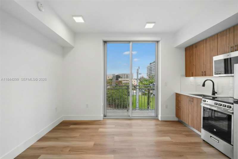 650 SW 1st St # 206, Miami FL 33130