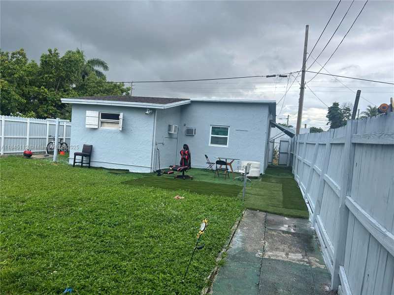 2708 NW 22nd Ct, Miami FL 33142