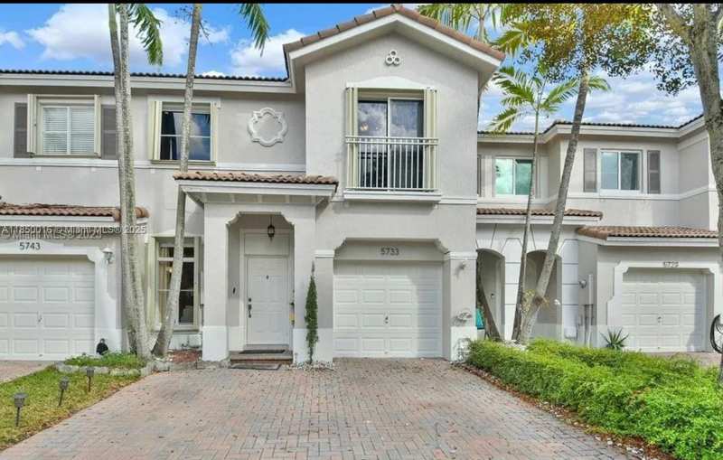 5733 NW 112th Pl, Doral FL 33178