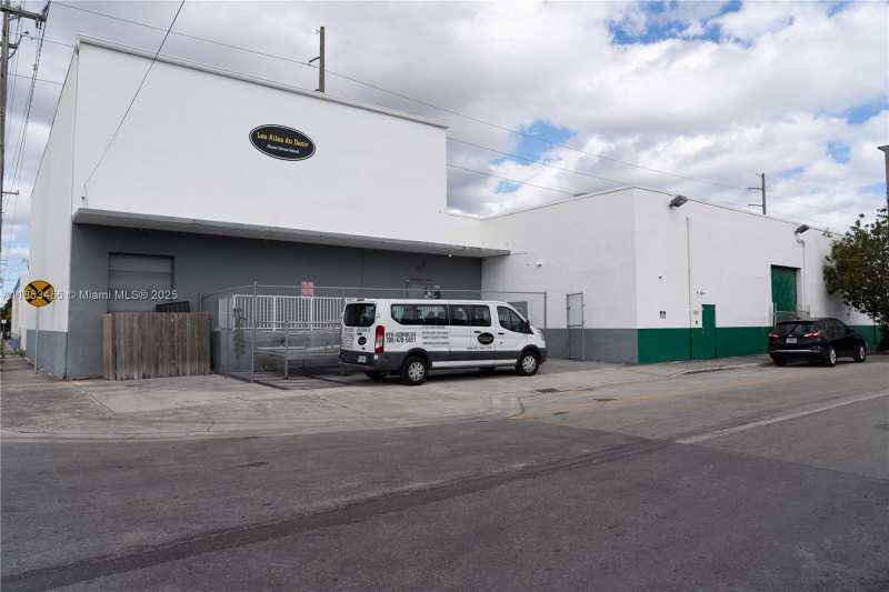 1395 NW 22nd St, Miami FL 33142