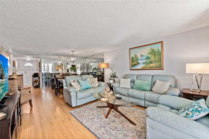 9461 Sunrise Lakes Blvd # 207, Sunrise FL 33322