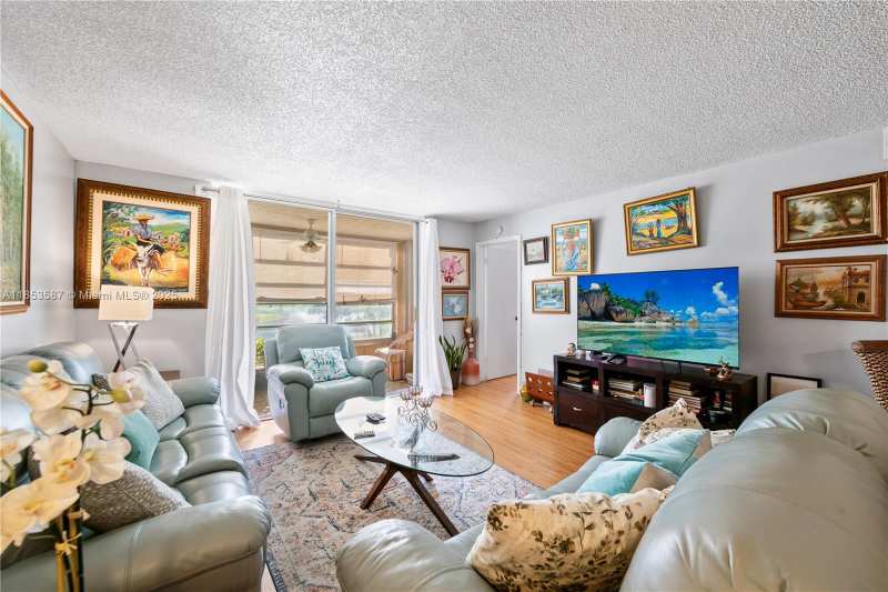 9461 Sunrise Lakes Blvd # 207, Sunrise FL 33322