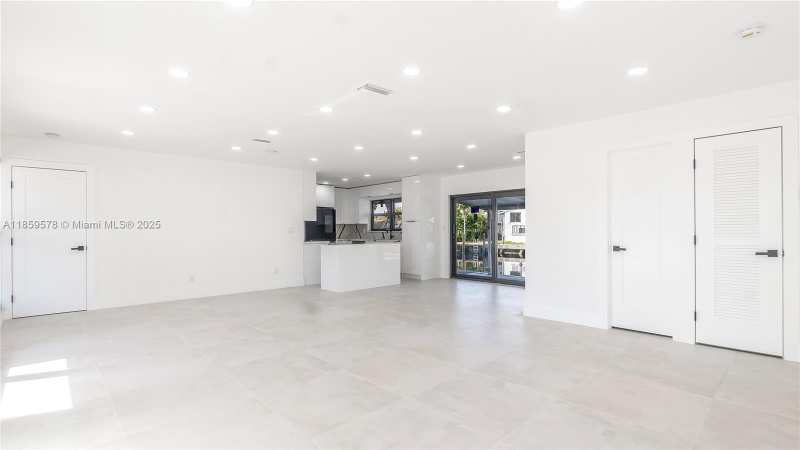2417 NE 18th Ave, Wilton Manors FL 33305