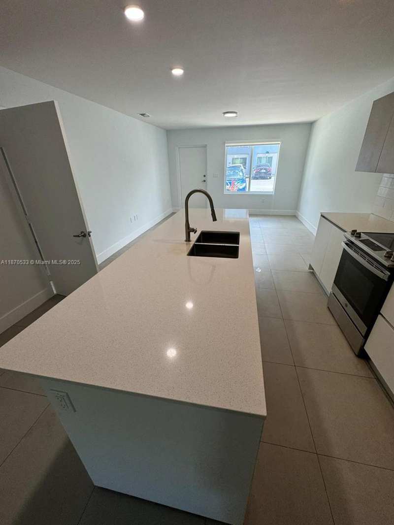 2555 NE 193rd St # 2106, Miami FL 33180