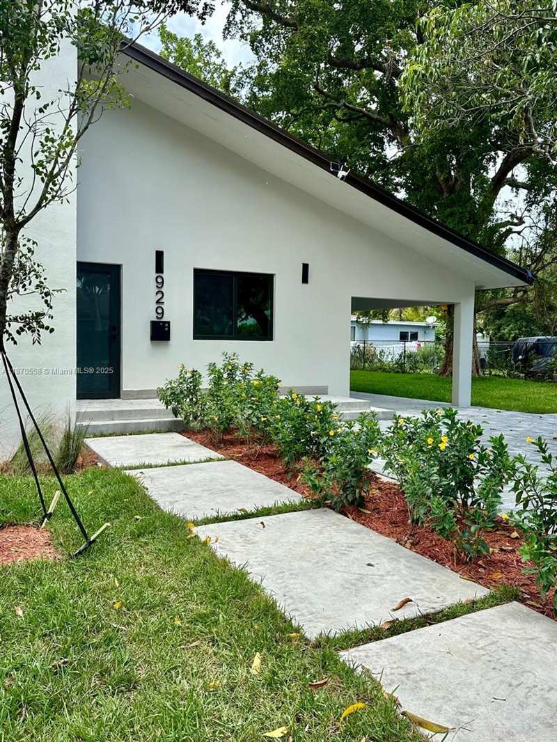 929 NW 60th St, Miami FL 33127