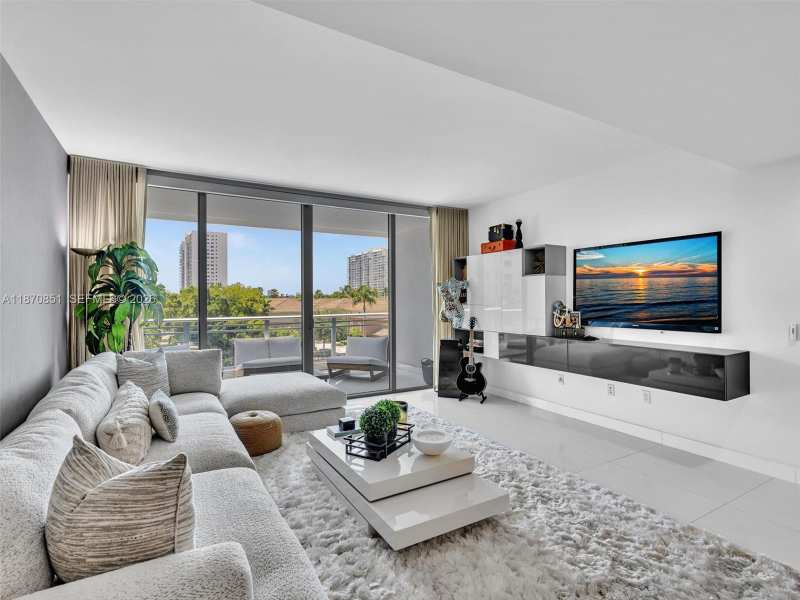 2950 NE 188th St # 312, Aventura FL 33180