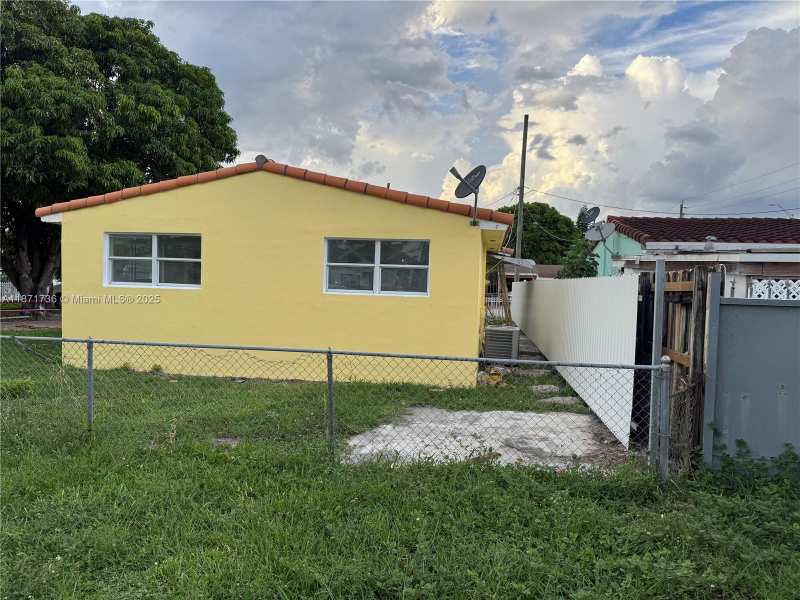 685 SE Park Dr, Hialeah FL 33010