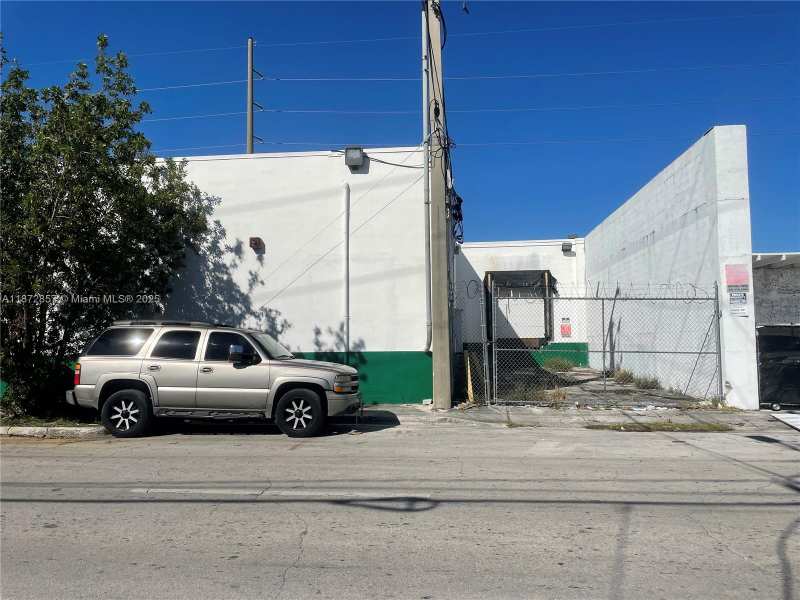 1395 NW 22nd St, Miami FL 33142