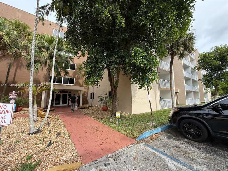 6940 Miami Gardens Dr # 122, Hialeah FL 33015