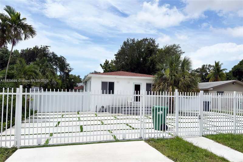 2740 NW 49th St, Miami FL 33142