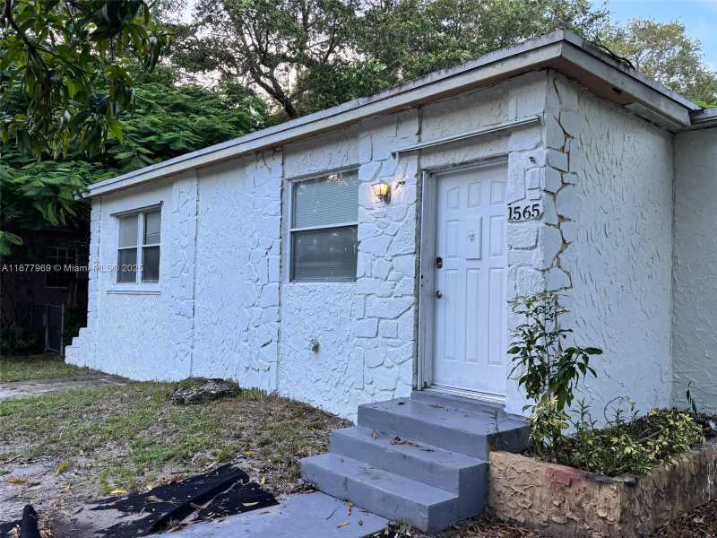 1565 NE 141st St, North Miami FL 33161