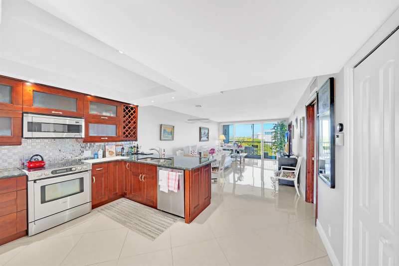 2940 N Course Drive # 811, Pompano Beach FL 33069
