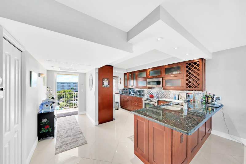 2940 N Course Drive # 811, Pompano Beach FL 33069
