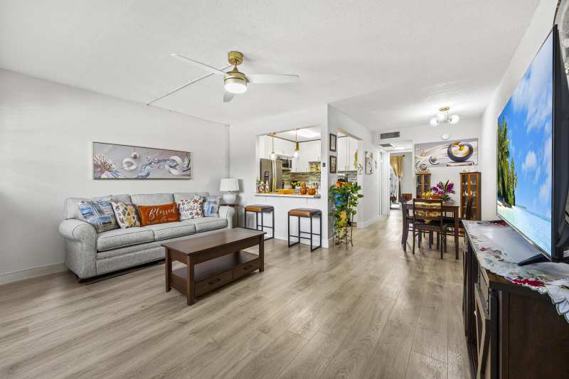 200 Village Green Circle E # 202, Palm Springs FL 33461