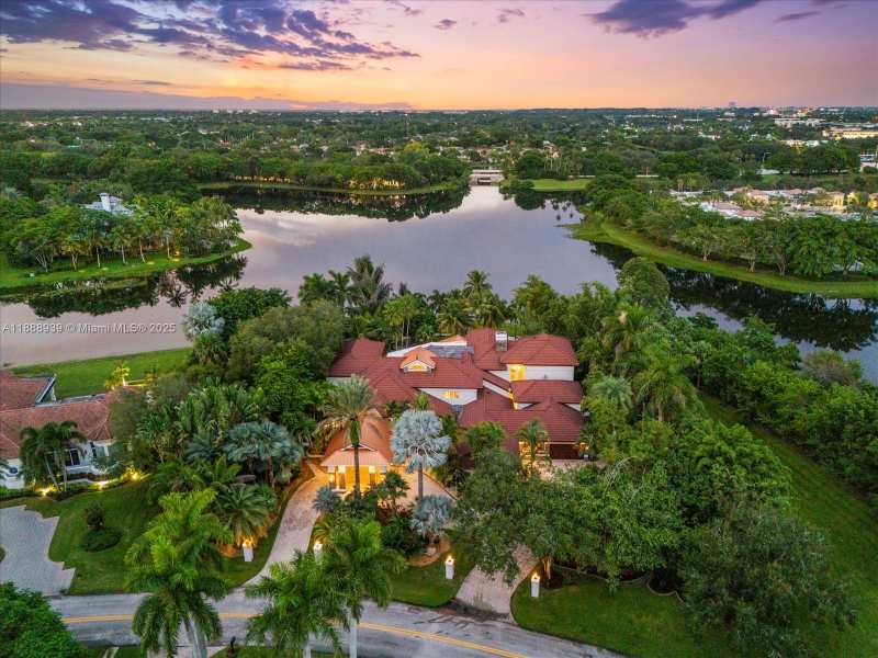 2941 Paddock Ln, Weston FL 33331