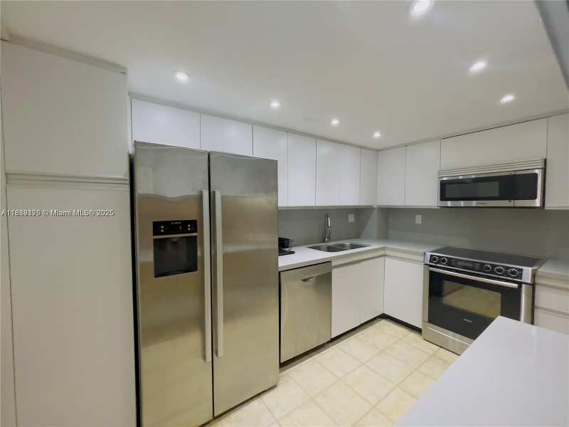 2000 Towerside # 309, Miami FL 33138