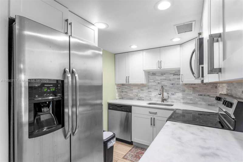 2970 NE 16th Ave # 208, Oakland Park FL 33334