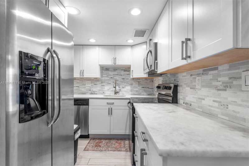 2970 NE 16th Ave # 208, Oakland Park FL 33334