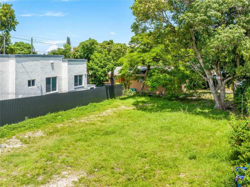 1881 NW 4th St, Miami FL 33125