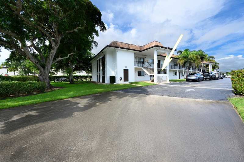 3075 Gardens East Drive # 14, Palm Beach Gardens FL 33410