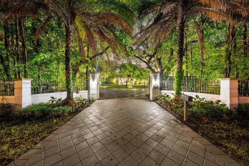 8923 SW 67 Ave, Pinecrest FL 33156
