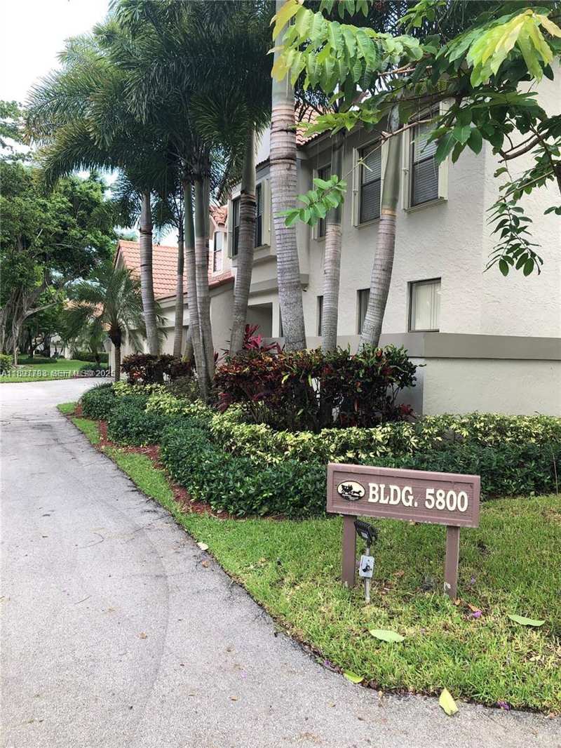 5800 Coach House Cir, Boca Raton FL 33486
